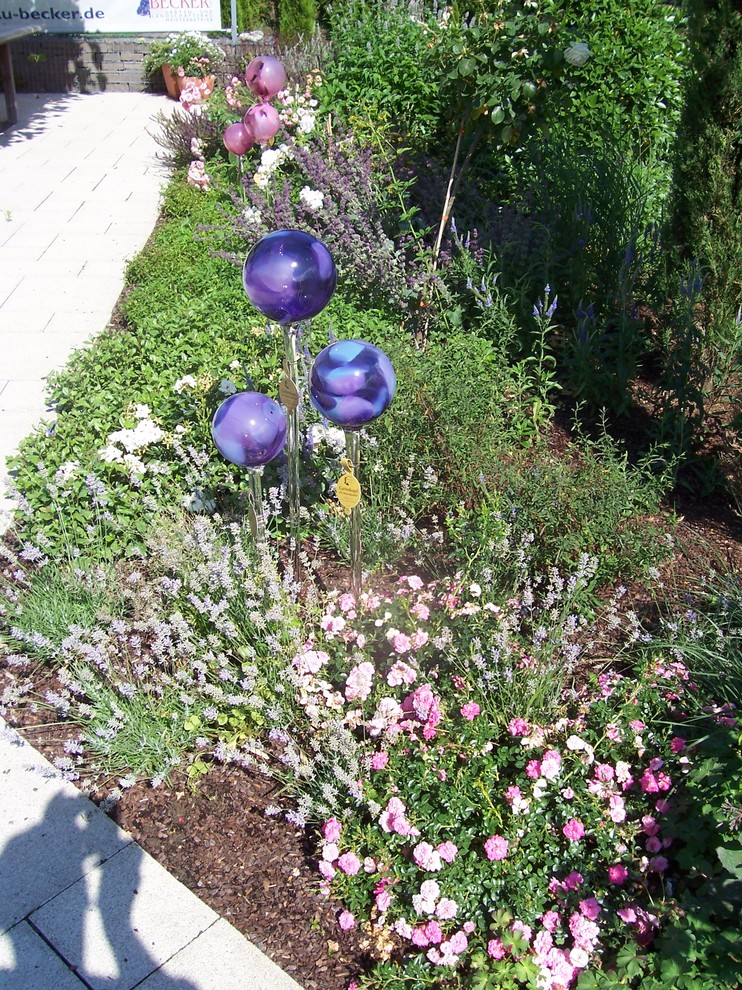 Exemple d'un jardin chic l'été avec une exposition ensoleillée.