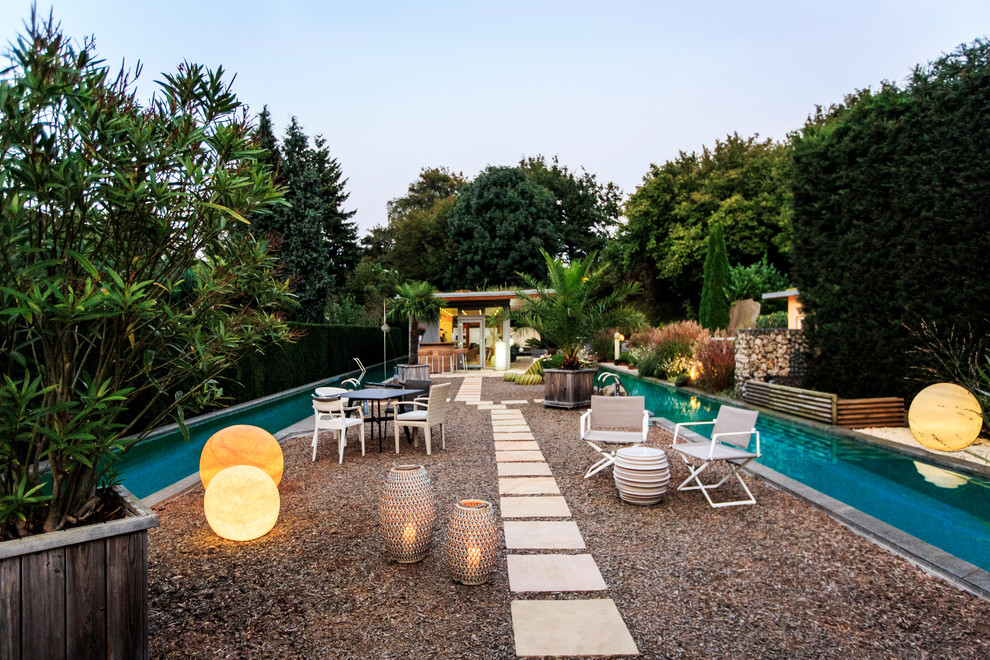 Свежая идея для дизайна: большой солнечный, летний сад с прудом на заднем дворе в средиземноморском стиле с хорошей освещенностью и покрытием из гравия - отличное фото интерьера