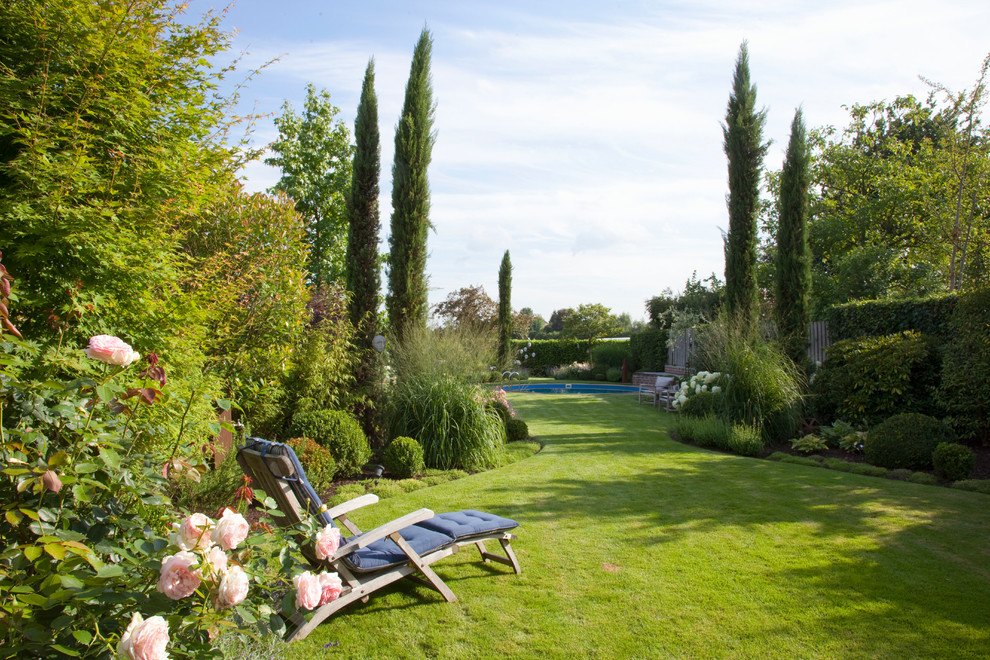 Пример оригинального дизайна: большой летний участок и сад на боковом дворе в средиземноморском стиле с полуденной тенью
