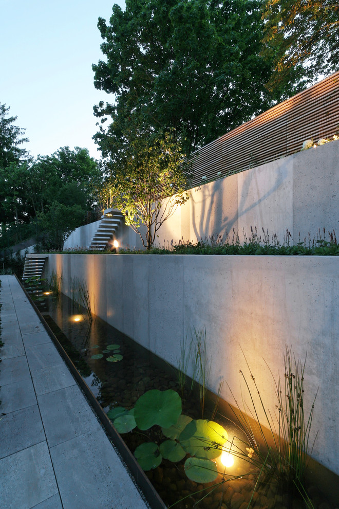 Источник вдохновения для домашнего уюта: маленький сад с прудом на склоне в восточном стиле с мощением тротуарной плиткой для на участке и в саду