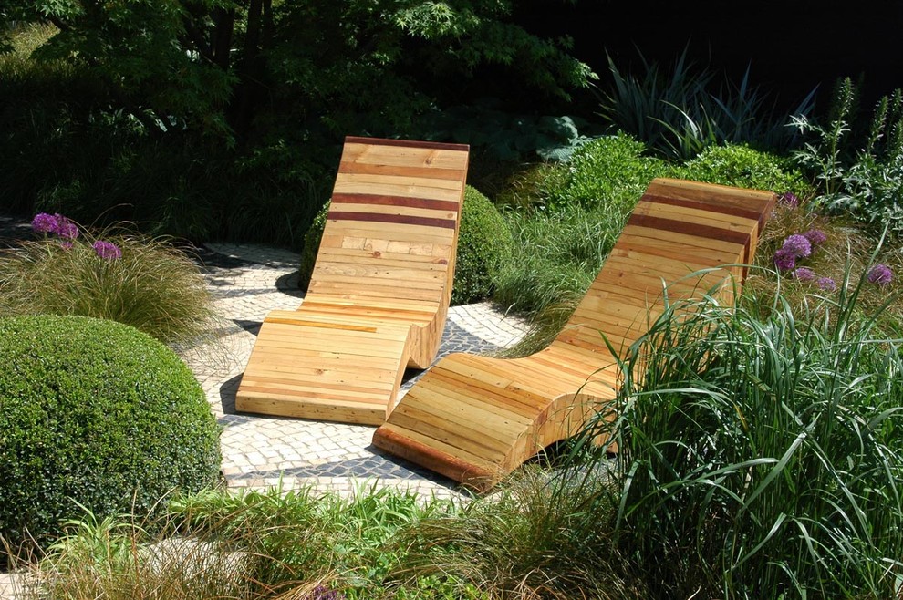 Пример оригинального дизайна: маленький солнечный, летний участок и сад в современном стиле с хорошей освещенностью и покрытием из каменной брусчатки для на участке и в саду