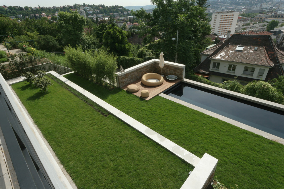 Design ideas for a small contemporary full sun rooftop pond in Stuttgart for summer.