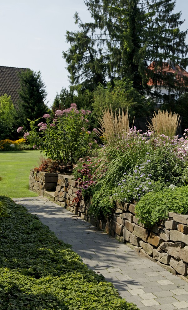 This is an example of a contemporary garden in Essen.