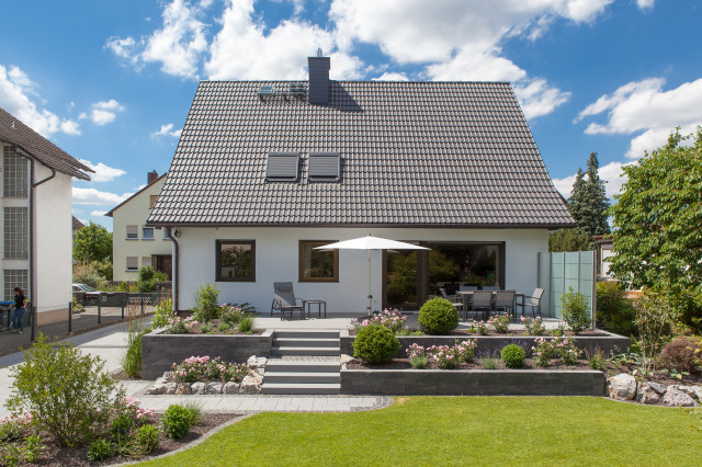 Umgestaltung von Terrasse und Garten. Eine Terrasse mit Hochbeeten. -  Clásico - Jardín - Frankfurt - de Rinn Beton- und Naturstein | Houzz