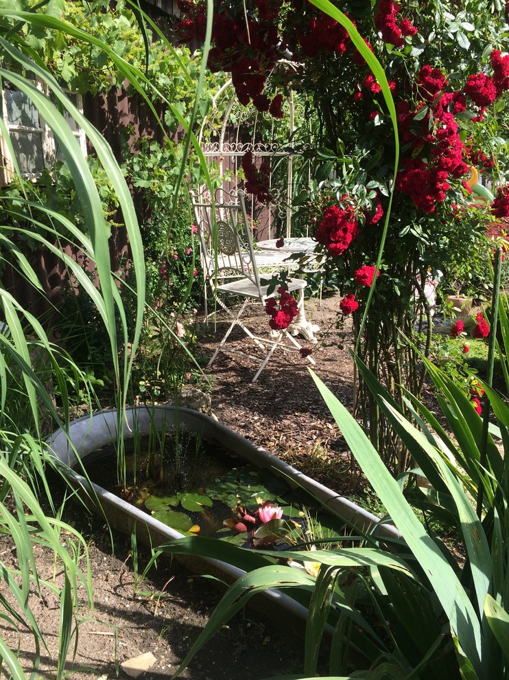 Foto di un giardino shabby-chic style di medie dimensioni e dietro casa con pacciame