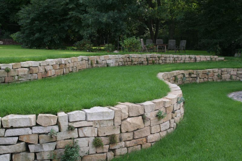 Esempio di un giardino minimal con un muro di contenimento
