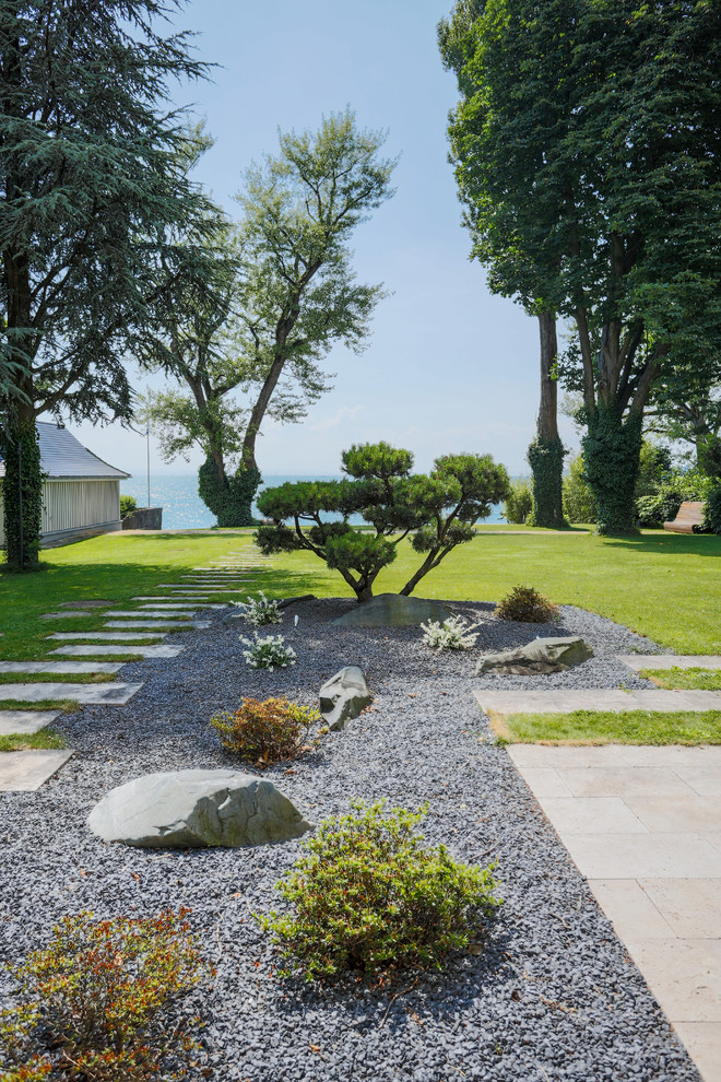 Ejemplo de camino de jardín de secano contemporáneo grande en verano en patio trasero con exposición total al sol y adoquines de piedra natural