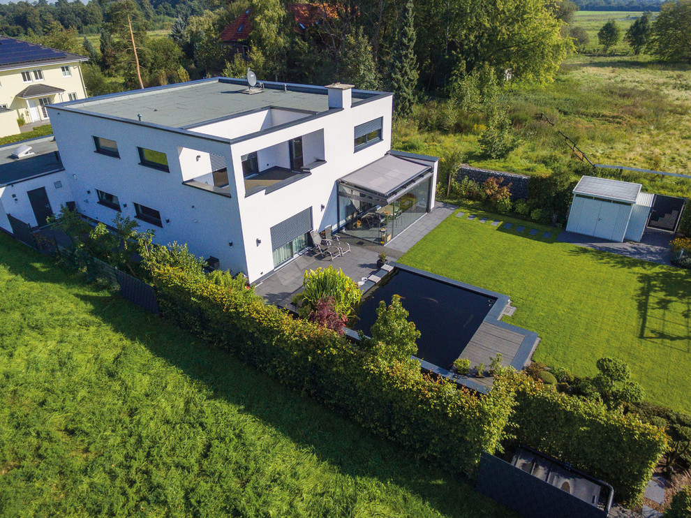 Villa im Bauhausstil mit Teich im Garten Contemporary Landscape