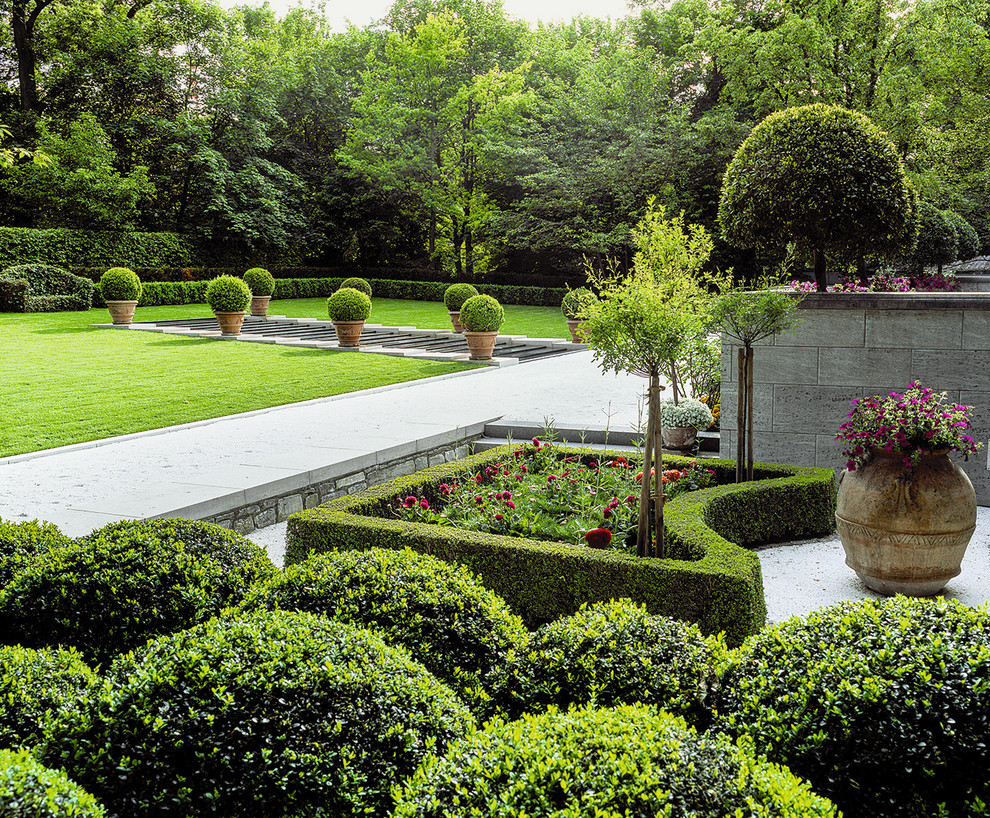 Inspiration for an expansive classic full sun garden in Berlin with a garden path and gravel.