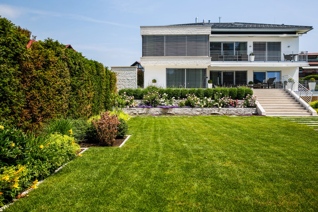 Villa mit Wasserspiel Modern Garten Stuttgart von Helmut Haas