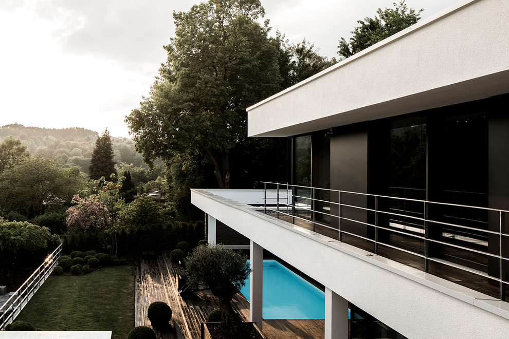 Свежая идея для дизайна: большой солнечный, летний участок и сад в стиле модернизм с хорошей освещенностью и настилом - отличное фото интерьера