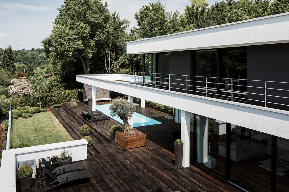 Inspiration pour un grand jardin minimaliste l'été avec une exposition ensoleillée et une terrasse en bois.