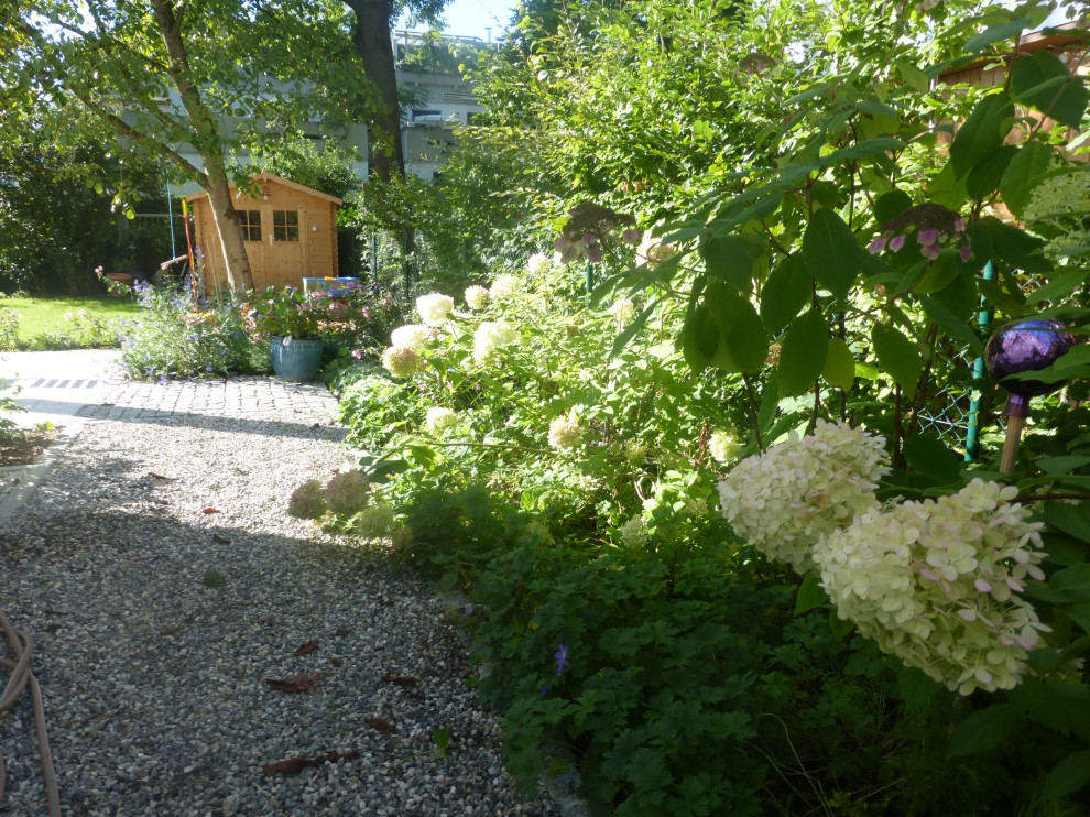 Idee per un'aiuola country esposta in pieno sole di medie dimensioni e nel cortile laterale in estate con ghiaia