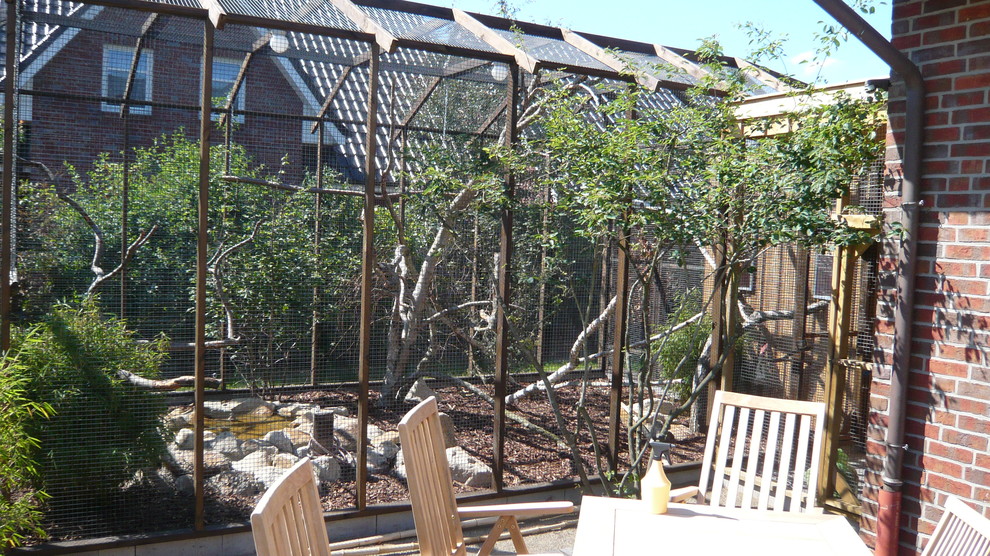Voliere Im Garten Ein Paradies Fur Vogel Aller Art Farmhouse Landscape Bremen By Garten Janssen Houzz