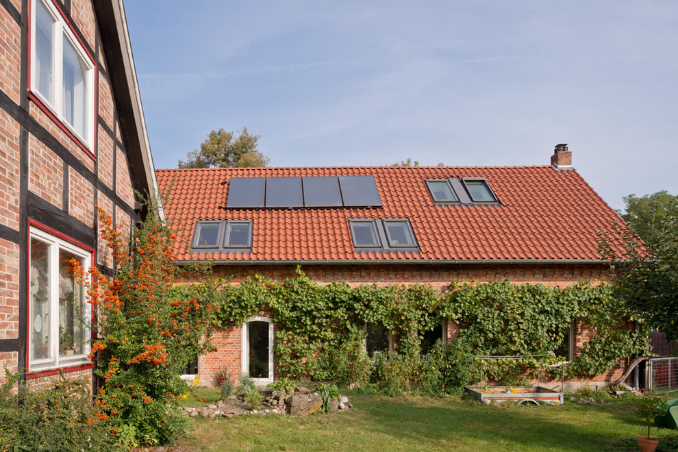 Design ideas for a farmhouse landscaping in Hanover.