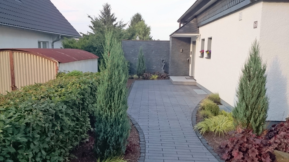 This is an example of a front yard brick driveway in Dusseldorf.