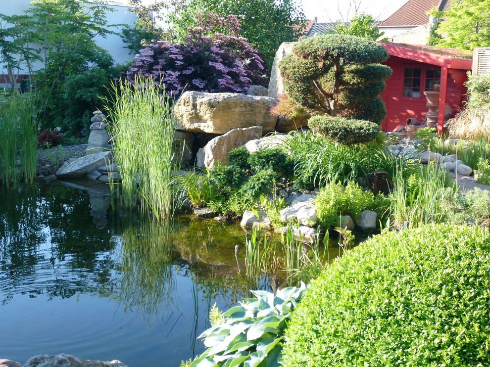 Ispirazione per un laghetto da giardino contemporaneo esposto a mezz'ombra in estate con pavimentazioni in pietra naturale