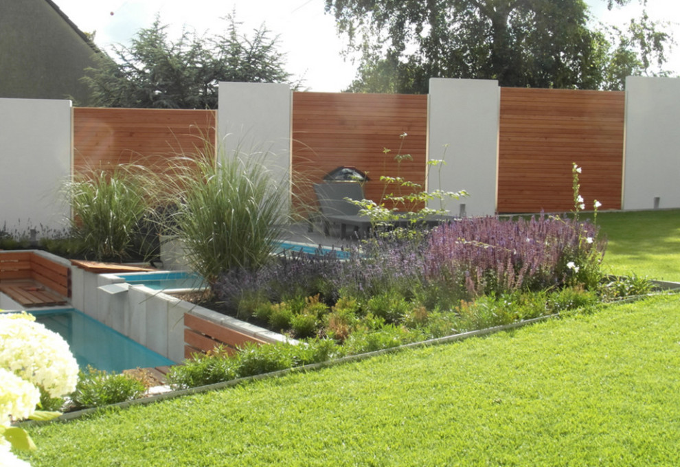This is an example of a contemporary garden in Dortmund.