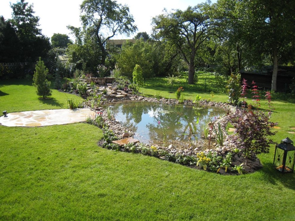 Idéer för mycket stora vintage bakgårdar i full sol på sommaren, med naturstensplattor och en fontän