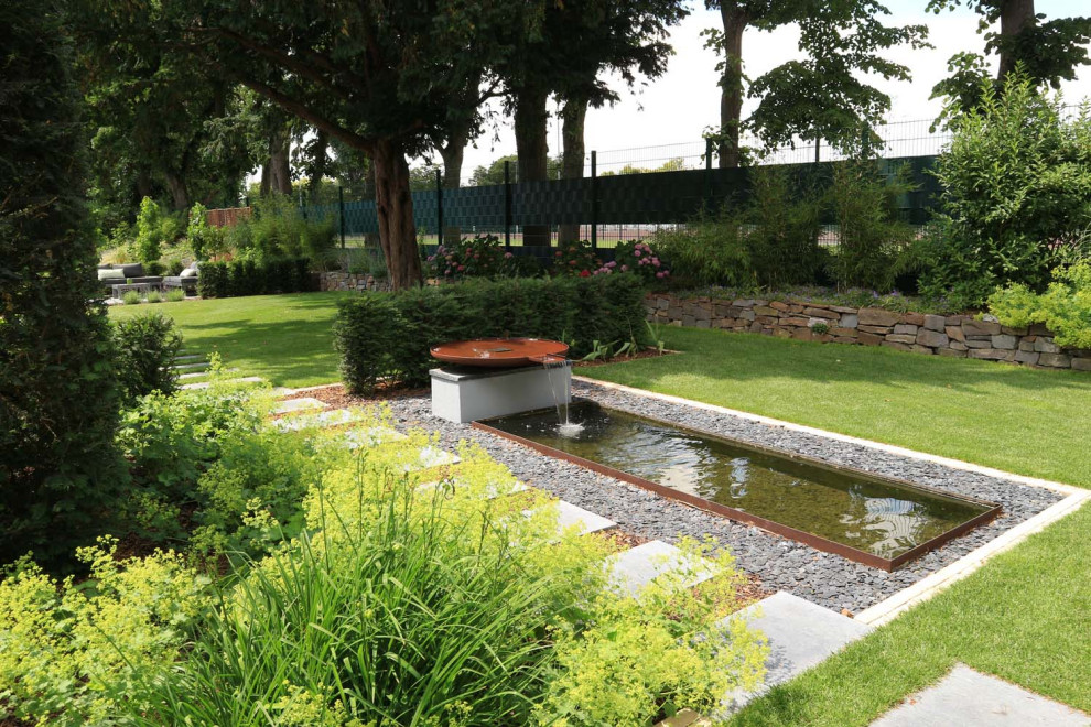 Источник вдохновения для домашнего уюта: солнечный, летний сад с прудом на боковом дворе в современном стиле с хорошей освещенностью и покрытием из каменной брусчатки
