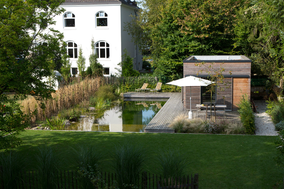 Idee per un grande giardino contemporaneo esposto a mezz'ombra dietro casa con pedane