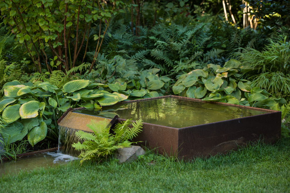 Idéer för att renovera en funkis trädgård i delvis sol, med en fontän
