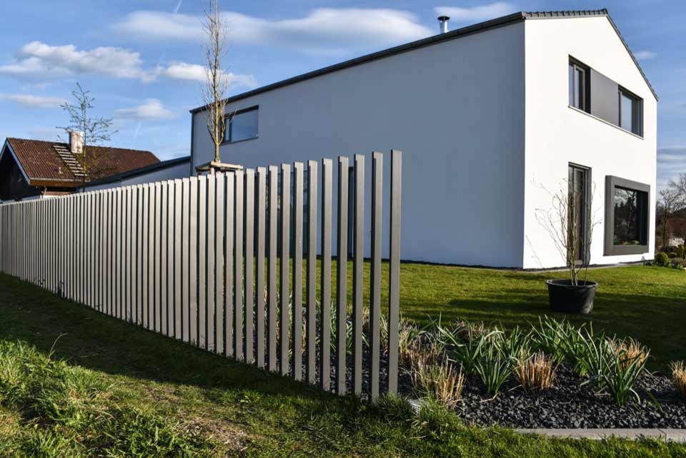 Contemporary garden fence in Munich.