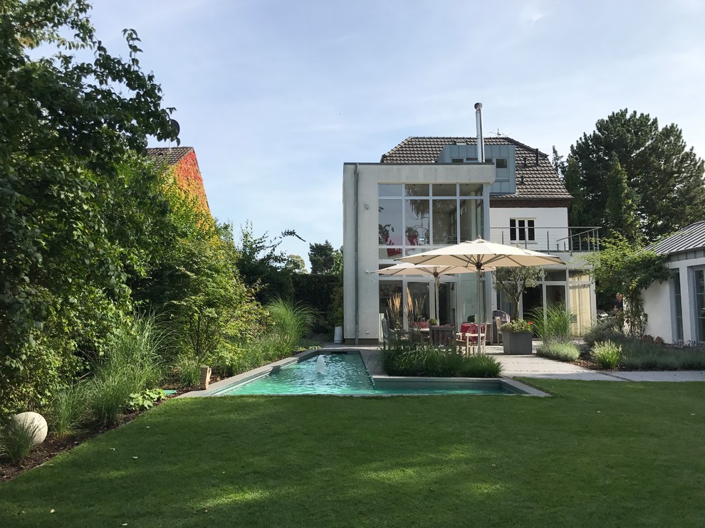 Mittelgroßer, Halbschattiger Klassischer Garten im Sommer, hinter dem Haus in Düsseldorf