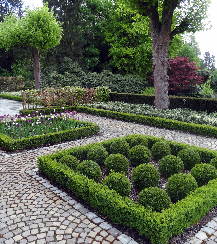 Ispirazione per un grande giardino formale tradizionale in primavera con pavimentazioni in pietra naturale