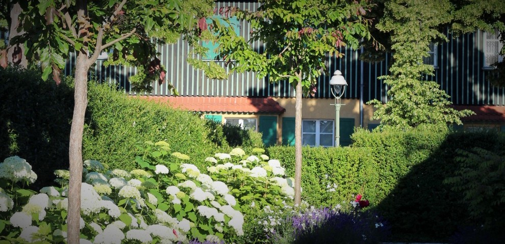 Mittelgroßer, Schattiger Moderner Gartenweg im Sommer, neben dem Haus mit Natursteinplatten in Berlin