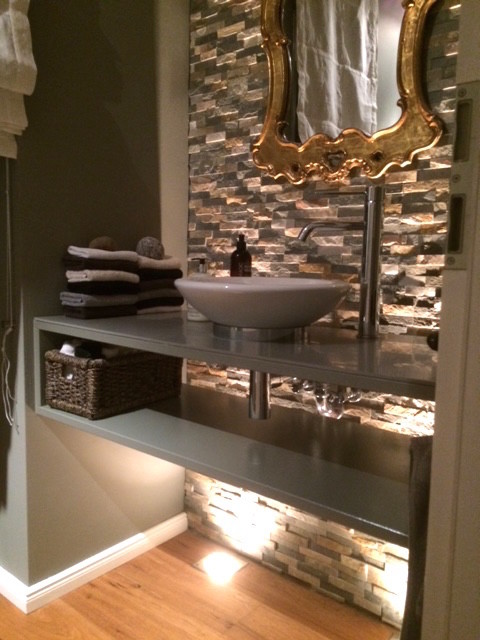 Immagine di un piccolo bagno di servizio minimal con pareti grigie, pavimento in legno massello medio, lavabo a bacinella, ante grigie, piastrelle in pietra e top in legno