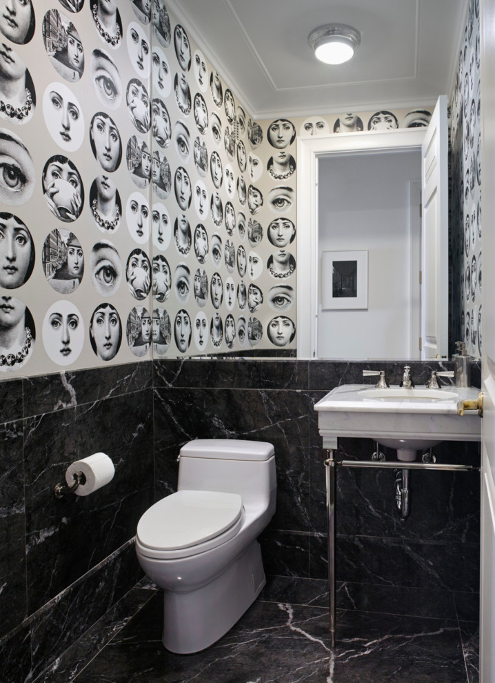 ベルリンにある小さなコンテンポラリースタイルのおしゃれなトイレ・洗面所 (一体型トイレ	、モノトーンのタイル、大理石タイル、マルチカラーの壁、大理石の床、ペデスタルシンク、黒い床) の写真