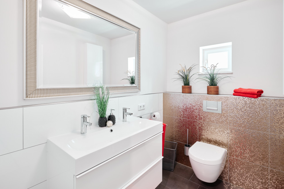 Cette photo montre un petit WC et toilettes tendance avec un carrelage blanc, un carrelage en pâte de verre, un mur blanc, un sol en carrelage de céramique, un sol gris et meuble-lavabo suspendu.