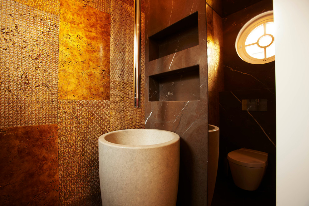 Bild på ett eklektiskt toalett, med ett piedestal handfat, en vägghängd toalettstol och flerfärgade väggar