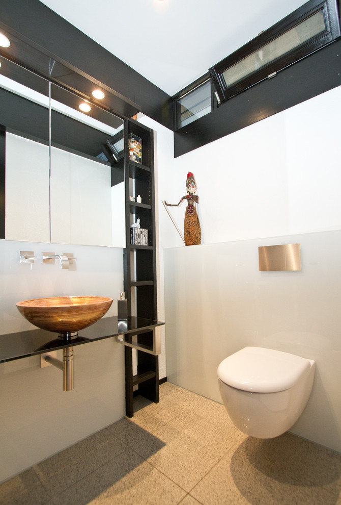 Kleine Asiatische Gästetoilette mit schwarzen Schränken, Wandtoilette, weißen Fliesen, Fliesen aus Glasscheiben, weißer Wandfarbe, Aufsatzwaschbecken und beigem Boden in Hamburg