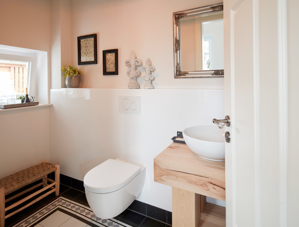 Exemple d'un petit WC suspendu nature en bois clair avec un mur blanc, une vasque, un sol multicolore, un carrelage blanc, des carreaux de porcelaine, un sol en carrelage de céramique, un plan de toilette en bois et un plan de toilette marron.