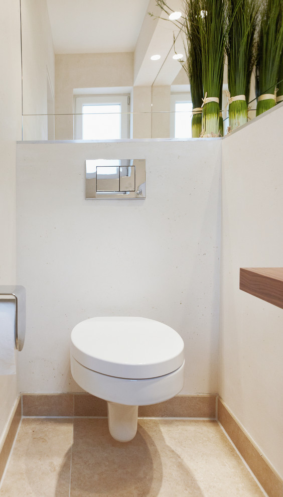 ミュンヘンにある高級な小さなコンテンポラリースタイルのおしゃれなトイレ・洗面所 (壁掛け式トイレ、ベージュのタイル、ベージュの壁、セラミックタイルの床、ベッセル式洗面器、木製洗面台) の写真