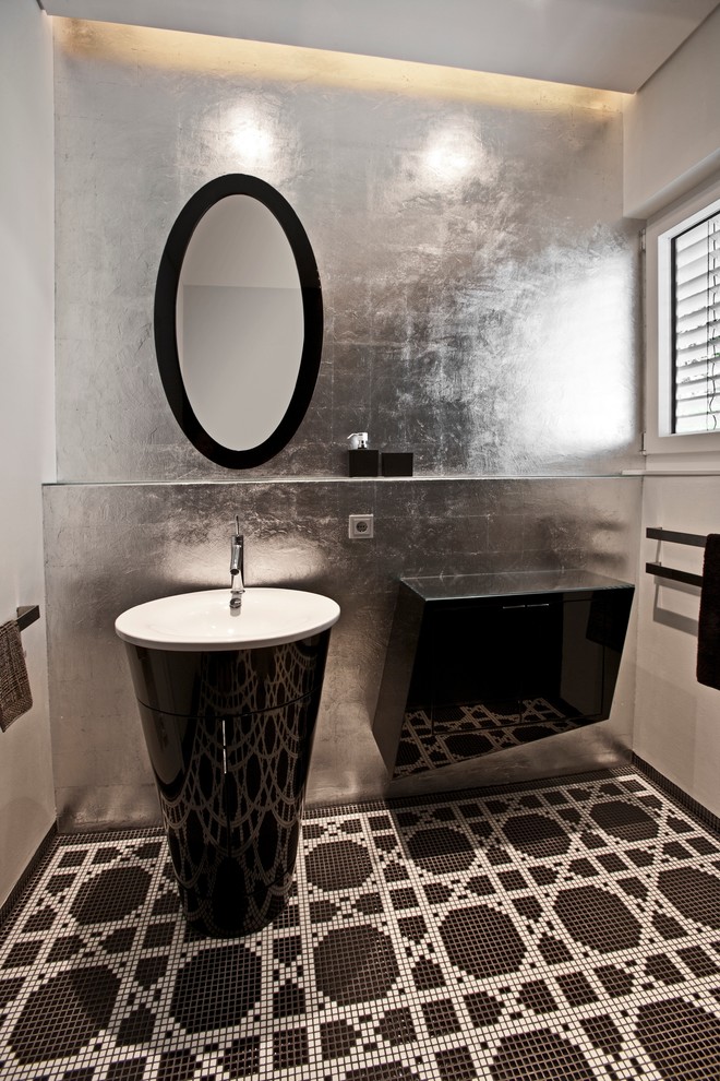 Идея дизайна: туалет среднего размера в современном стиле с плоскими фасадами, черными фасадами, полом из мозаичной плитки, раковиной с пьедесталом, серыми стенами и разноцветным полом