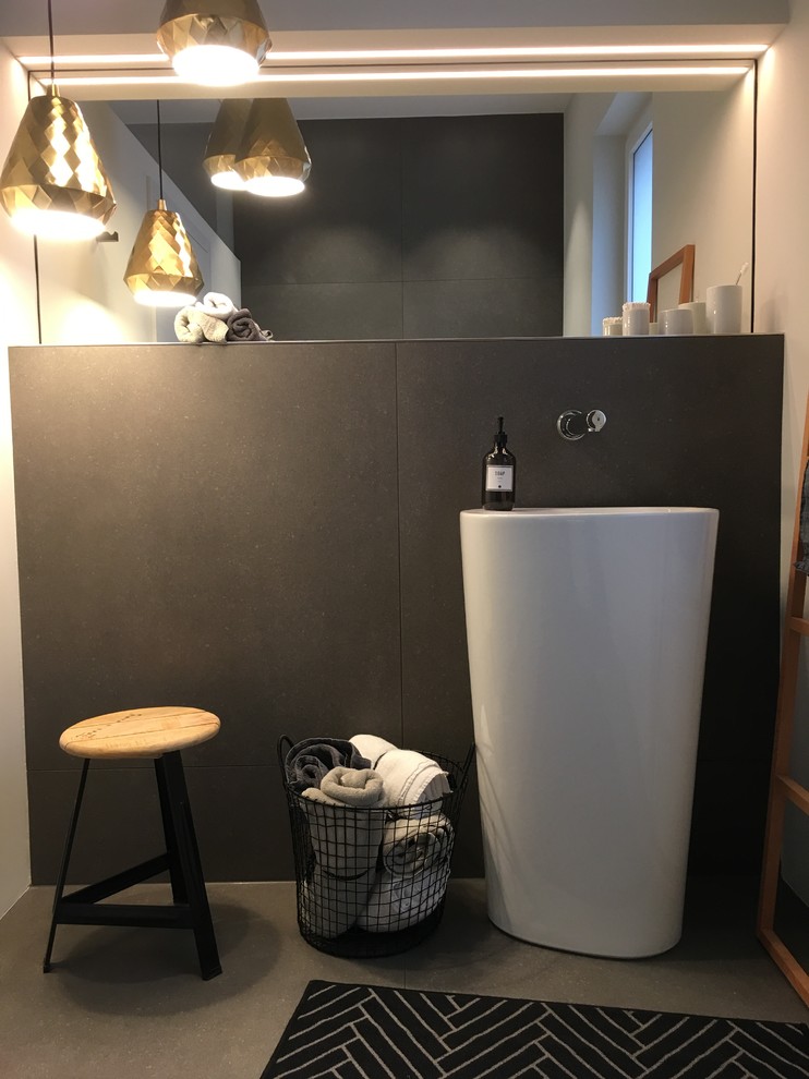 Esempio di un piccolo bagno di servizio minimal con piastrelle nere, piastrelle di cemento, pareti bianche, pavimento in cemento e pavimento grigio
