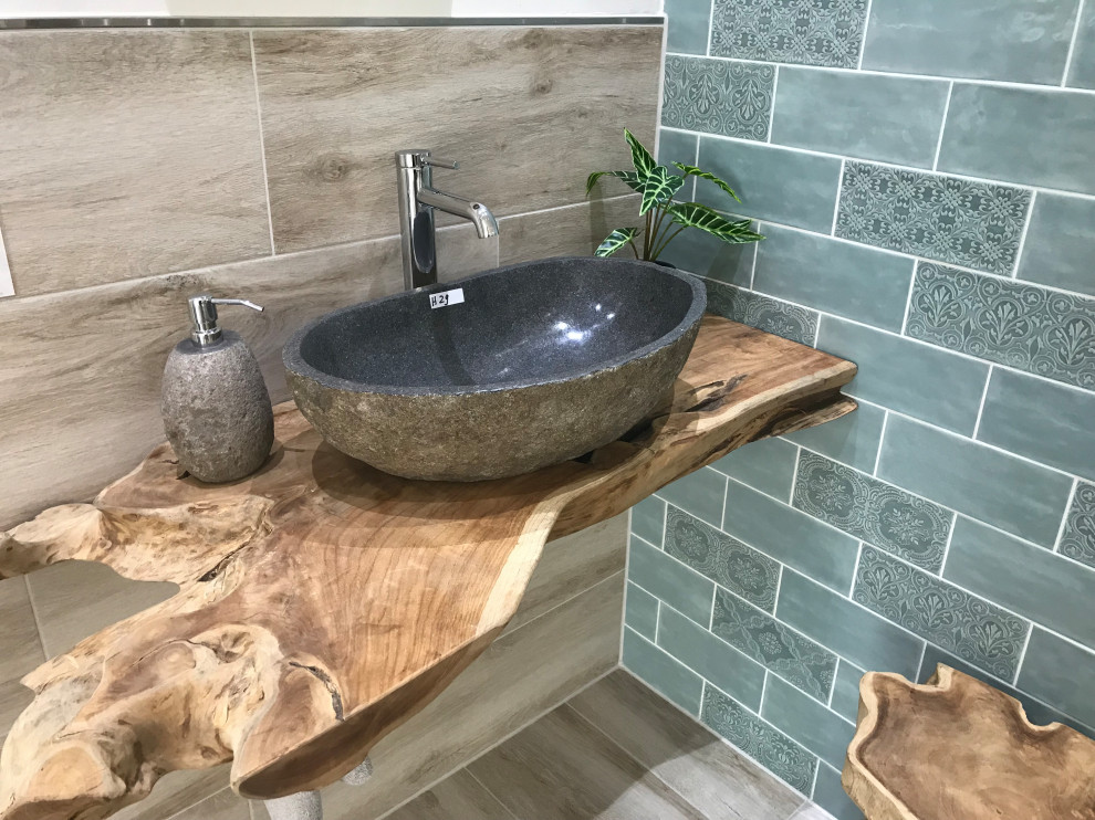 Exemple d'un petit WC et toilettes romantique avec un carrelage métro, un sol en carrelage de céramique, une vasque, un plan de toilette en bois, un sol marron et un plan de toilette marron.