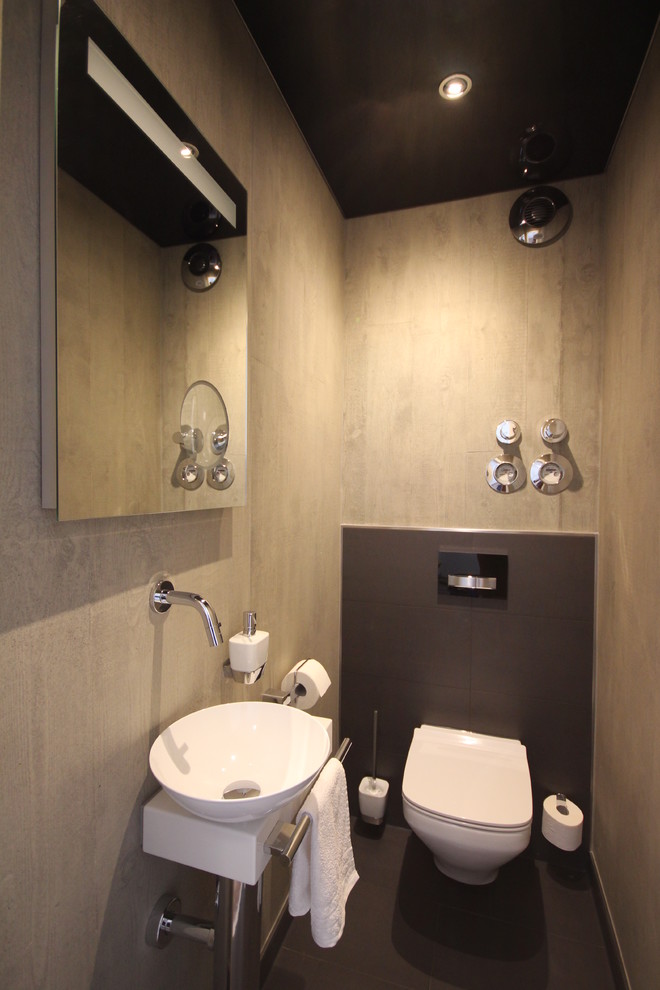 Esempio di un piccolo bagno di servizio contemporaneo con WC sospeso, piastrelle grigie, piastrelle in ceramica, pareti grigie, pavimento con piastrelle in ceramica e lavabo a consolle