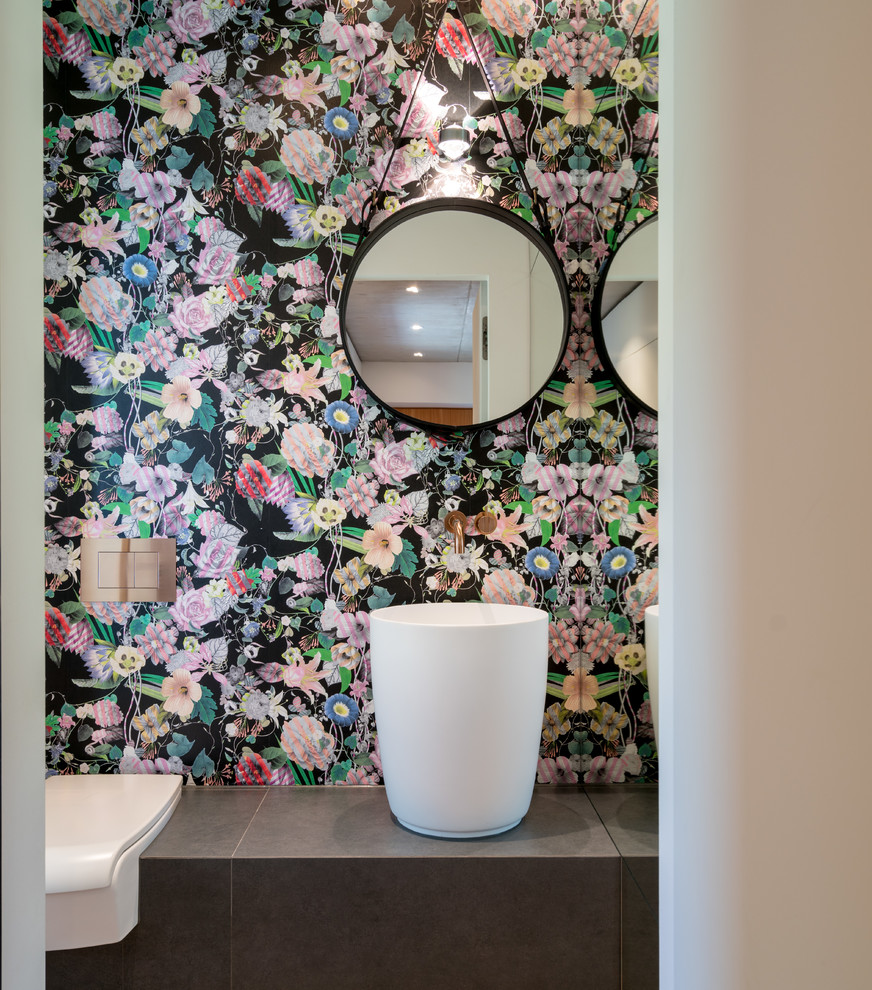 Ispirazione per un piccolo bagno di servizio contemporaneo con WC a due pezzi, pareti multicolore e lavabo a colonna
