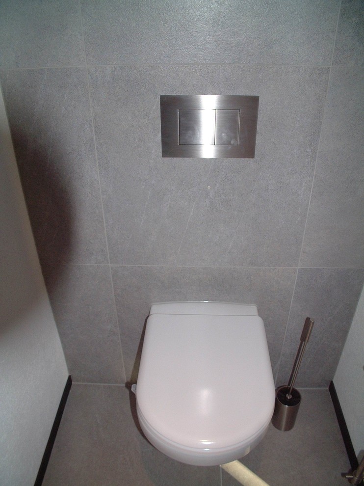 Kleine Moderne Gästetoilette mit Wandtoilette, grauer Wandfarbe, Marmorboden, integriertem Waschbecken, grauem Boden und grauer Waschtischplatte in München