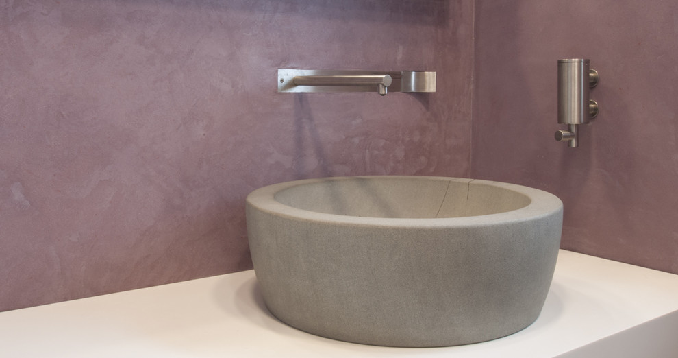 Foto di un piccolo bagno di servizio design con lavabo a bacinella e top in legno