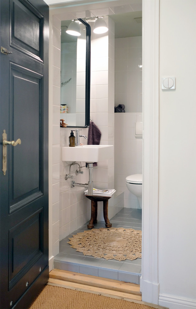 Источник вдохновения для домашнего уюта: туалет в современном стиле с белой плиткой