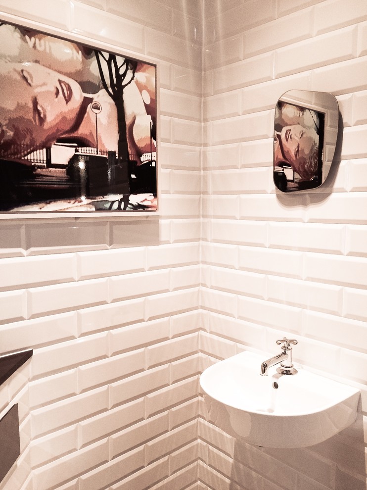 Foto di un piccolo bagno di servizio vittoriano con piastrelle bianche, piastrelle diamantate e lavabo sospeso
