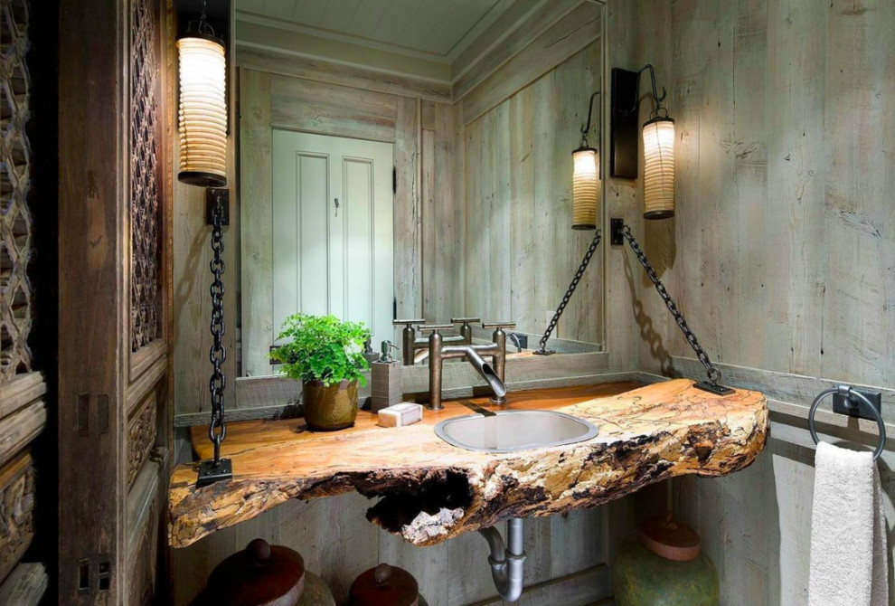 Idee per un bagno di servizio rustico con lavabo da incasso, top in legno e pareti grigie