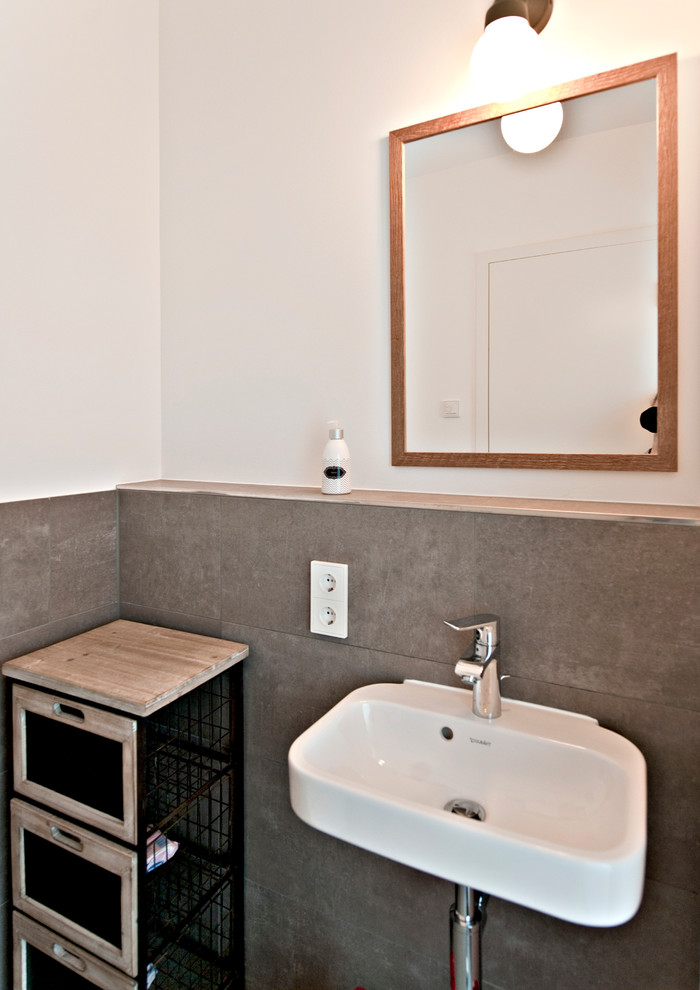 Idee per un bagno di servizio design di medie dimensioni con piastrelle in pietra e pareti bianche