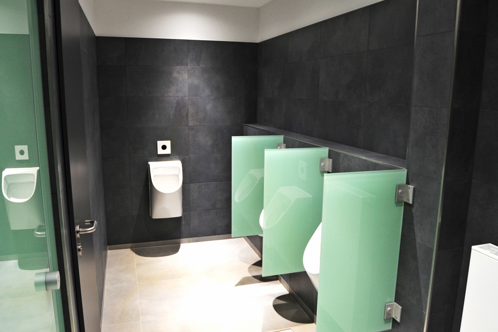 Exempel på ett mycket stort modernt toalett, med ett urinoar, grå kakel, keramikplattor, vita väggar, klinkergolv i keramik och grått golv