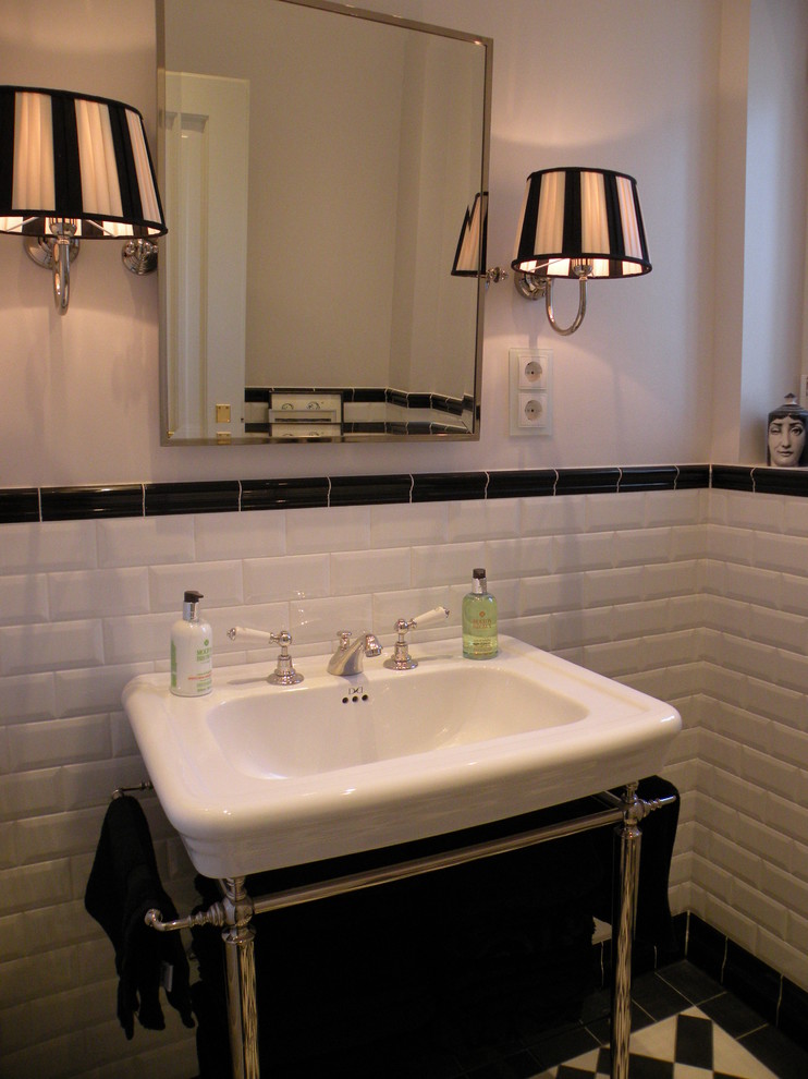 Idee per un bagno di servizio tradizionale di medie dimensioni con pistrelle in bianco e nero, piastrelle nere, piastrelle bianche, piastrelle diamantate, lavabo rettangolare e pareti grigie